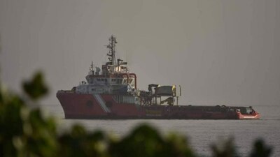 La isla sigue combatiendo el incendio en depósitos de combustible