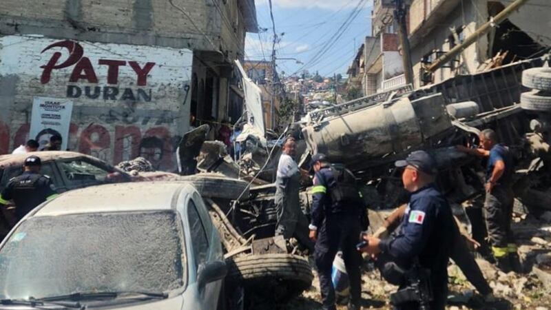 Camión de carga se queda sin frenos y cae por una pendiente en Naucalpan; hay 2 heridos