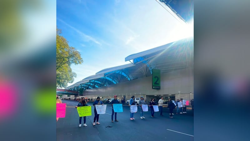Padres de niños con cáncer protestan frente al AICM; bloquean acceso de la Terminal 1