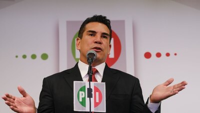 El dirigente del PRI reveló que existe una alerta migratoria en su contra