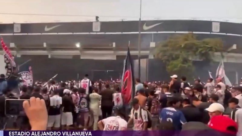 Suman 1 muerto y al menos 60 heridos tras incidente en estadio de Perú