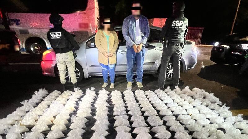 Detienen a 2 personas con 215 bolsas de metanfetamina en Sinaloa