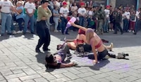 Feministas irrumpen en desfile del 16 de septiembre, para pedir justicia por Claudia Tacoronte