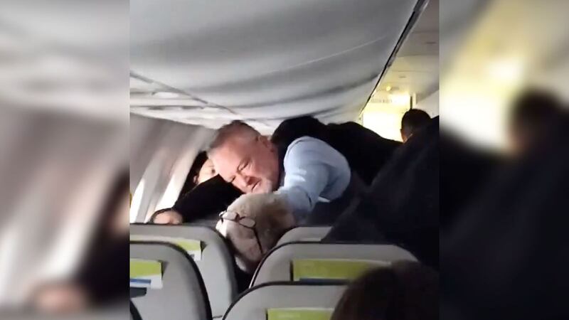 VIDEO: Pasajero jala el cabello de una mujer y se lleva golpiza de un asistente de vuelo