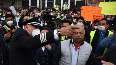 Los trabajadores exigen el pago de cuatro quincenas de salario