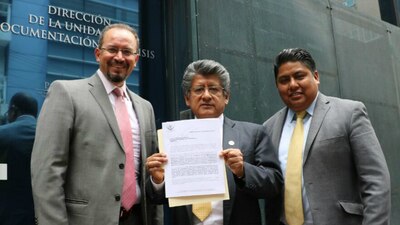 El coordinador de los perredistas en San Lázaro (centro) acudió esta tarde a la PGR