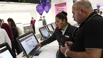 El nuevo espacio tiene kioskos de autoservicio para hacer check-in, con pantallas táctiles de alta resolución
