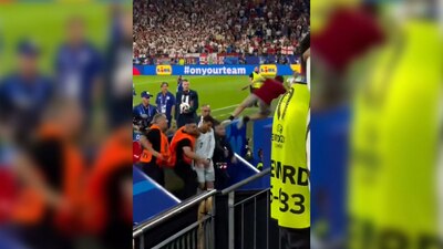 Estuvo a punto de sufrir un incidente, pues un aficionado se lanzó desde su lugar
