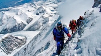 Tormenta de nieve en el Everest deja 1 muerto y cientos de excursionistas atrapados