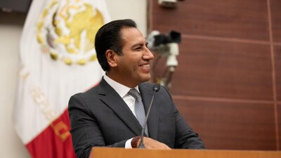 Es senador morenista y presidente de la Junta de Coordinación Política.