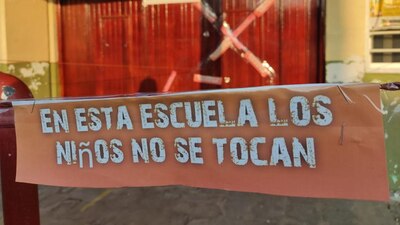 Un maestro presuntamente abusó de 5 niñas, padres piden justicia