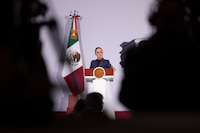 Sheinbaum deslinda a integrantes de Morena de la polémica del INE