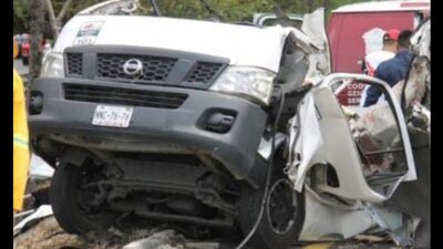 Una camioneta del transporte público se impactó contra un árbol
