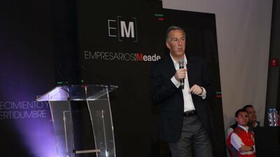 Se reúne con empresarios que le demuestran su apoyo.