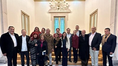 El secretario de Gobernación acudió al encuentro con mandatarios junto al dirigente del partido, Mario Delgado
