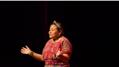 Rigoberta Menchú participó en la Ciudad de las Ideas celebrado en Puebla.