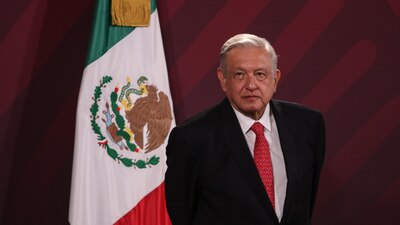 AMLO mostró las presuntas prestaciones que Márquez Blas
