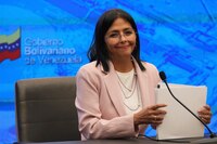 Venezuela enfrentará a EU por la “vía diplomática”, afirma Delcy Rodríguez