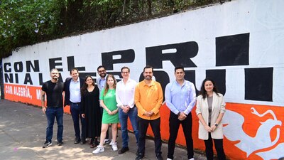 Inauguró una barda en la que llama a la gente a no apoyar al PRI