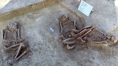 Otros entierros fueron depositados, en su mayoría, en posición flexionada, sedente y dorsal