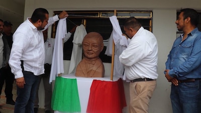 Esta extraña figura que pretende ser Benito Juárez fue elaborada por un artista emergente y cobró 1,500 pesos