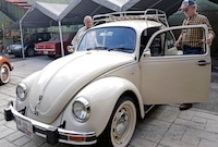 VIDEO: Bajan ‘vochito’ del segundo piso de una casa en México