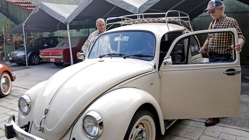 VIDEO: Bajan ‘vochito’ del segundo piso de una casa en México