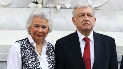 Olga Sánchez Cordero junto a Andrés Manuel López Obrador en la Ciudad de México