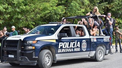 Cientos de turistas tuvieron que ser auxiliados por la policía para llegar a diferentes zonas de Cancún