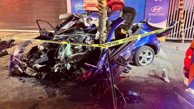 Automóvil se impacta contra un poste y se parte en 2; hay 2 muertos