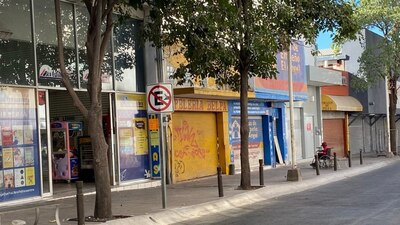 Pese a que los negocios han empezado a reabrir, el centro de la ciudad luce vacío