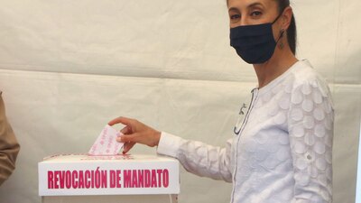 La mandataria resaltó los logros de gobierno durante una conferencia mañanera, aún cuando estaba prohibido.