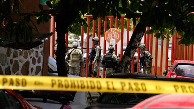 Fuerzas federales resguardan la escena de un asesinato en Acapulco, Guerrero