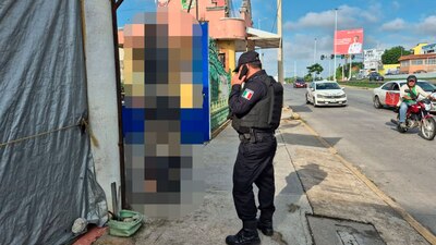 Un elemento de la policía local acudió a un negocio donde colocaron un "adorno" de Halloween