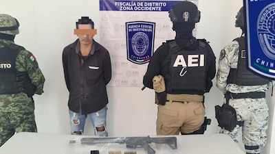 A la persona detenida se le aseguró un arma tipo fusil calibre .223, con un cargador abastecido con 20 cartuchos útiles.