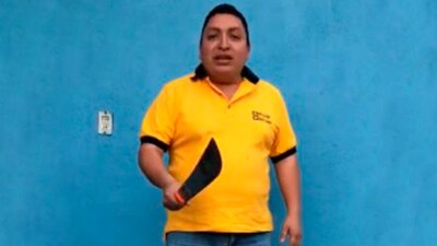 César Cuéllar en el video donde utiliza un machete para enfatizar su amenaza