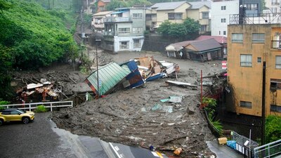 Un potente deslave, con un torrente de agua lodosa y escombros, arremetió contra filas de vivienda