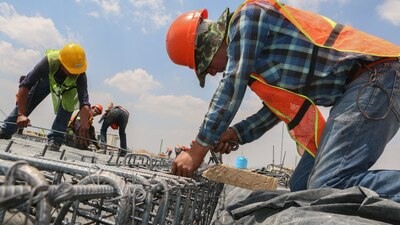 Un grupo de trabajdores del Nuevo Aeropuerto Internacional de México
