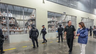 La ministra de Seguridad argentina visitó el domingo una cárcel de máxima seguridad de El Salvador