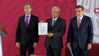 El presidente Andrés Manuel López Obrador luego de firmar la iniciativa para derogar la reforma educativa