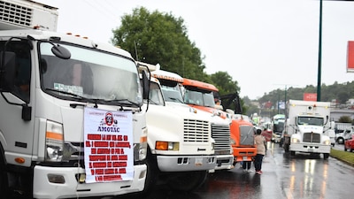 XALAPA, VERACRUZ, 24JUNIO2026.- Integrantes de la Alianza Mexicana de Organización de Transportistas A.C. (AMOTAC) realizaron este miércoles un bloqueo parcial sobre las entradas y salidas de la capital veracruzana para exigir al Gobierno Federal mejores condiciones en las carreteras y mayor seguridad, al denunciar que constantemente son víctimas de asaltos, robos y hechos de violencia en los caminos del país; además, señalaron que se mantienen a la espera de los resultados de las mesas de diálogo que sostienen sus dirigentes en la Ciudad de México, encabezados por Rafael Ortiz Pacheco, “El Búfalo”, presidente fundador y líder nacional de la organización.