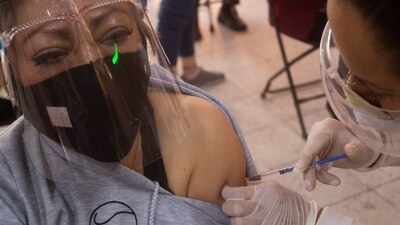 La inoculación de personas adultas mayores arrancó poco antes de las 9:00 horas