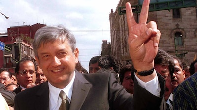 López Obrador después de su toma de protesta el 4 de diciembre de 2000