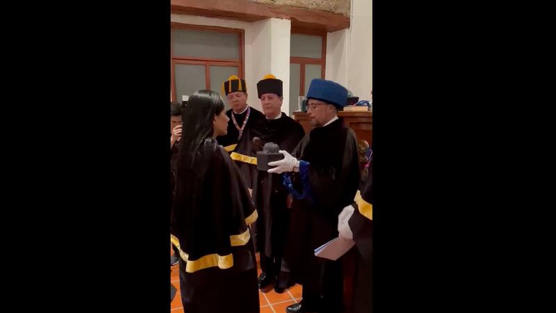 VIDEO: Sandra Cuevas presume la recepción de su Doctorado Honoris Causa