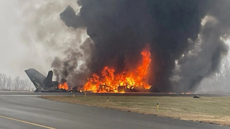 VIDEO: Avión arde en llamas tras impactarse en el Aeropuerto de Carolina del Norte
