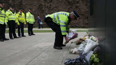 Elementos de la policía de Londres rinden homenaje a uno de sus compañeros, abatido durante el atentado afuera del Parlamento