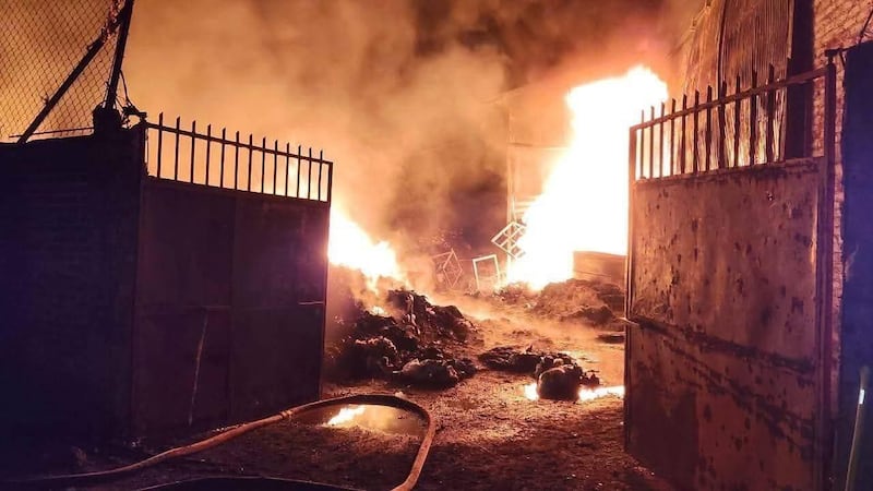 Lanzan bombas molotov en recicladora de Uruapan y la incendian