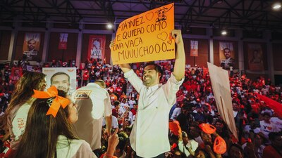 El candidato presumió los carteles que le hacen los niños