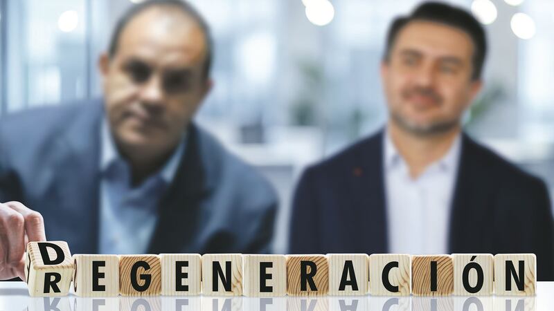 Re o degeneración política