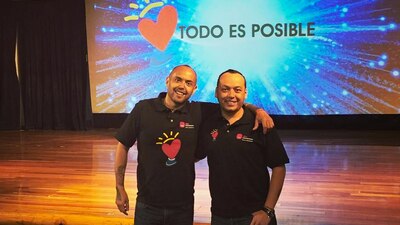 El periodista (izquierda) visitó la UVM y causó polémica entre estudiantes